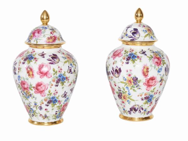 A couple of porcelain potiches  - Auction Furniture, Paintings and Curiosities from Private Collections - Maison Bibelot - Casa d'Aste Firenze - Milano