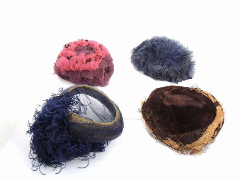 Quattro Cappellini in Velluto, Piume e Tulle