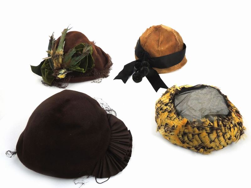 Quattro Cappellini in Panno, Piume e Cavallino