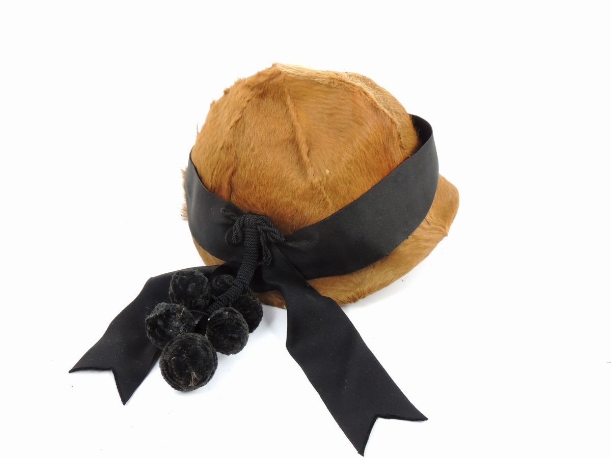 Quattro Cappellini in Panno, Piume e Cavallino
