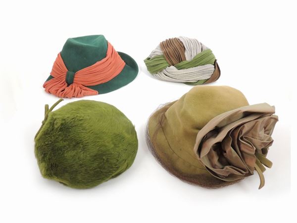 Quattro cappellini in panno e lana