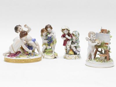 Quattro Piccoli Gruppi in Porcellana Policroma