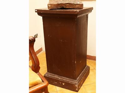 Colonna a Plinto in Legno Tenero Laccato Marrone