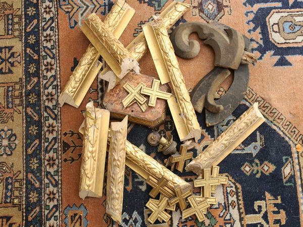 Lotto di antichi frammenti in legno intagliato e dorato