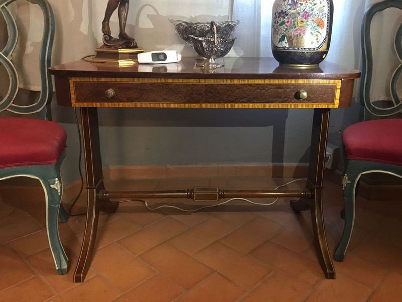 Tavolino Impiallacciato in Mogano e Radica