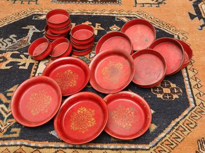 Lotto di Accessori per la Tavola in Legno Laccato Rosso