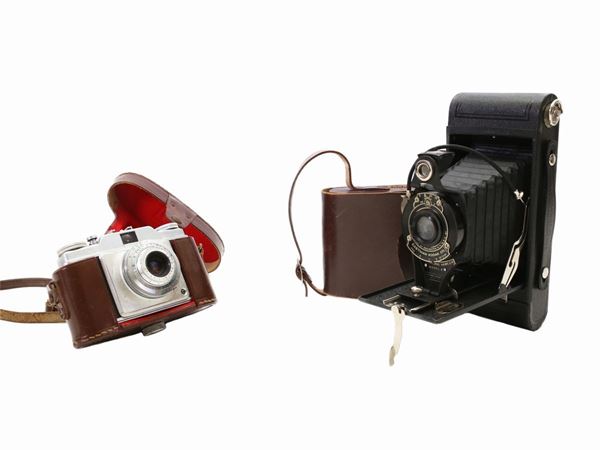 Due macchine fotografiche d'epoca - Asta Arredi, Dipinti e Curiosità da  Collezioni Private - Maison Bibelot - Casa