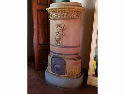 Grande Stufa Cilindrica in Terracotta Lumeggiata in Oro