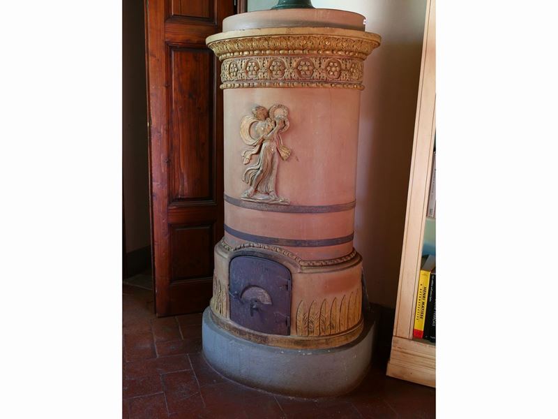 Grande Stufa Cilindrica in Terracotta Lumeggiata in Oro