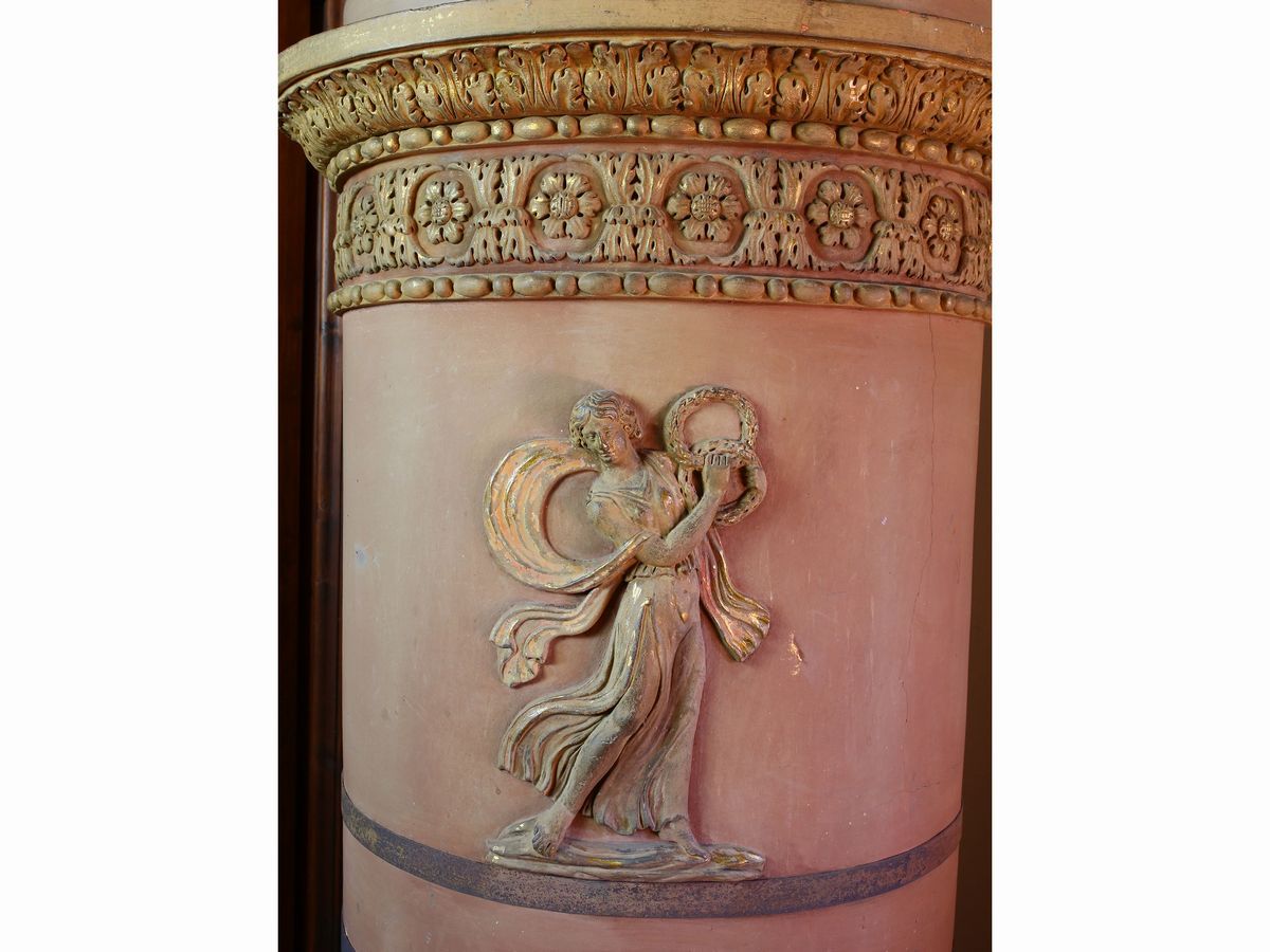 Grande Stufa Cilindrica in Terracotta Lumeggiata in Oro