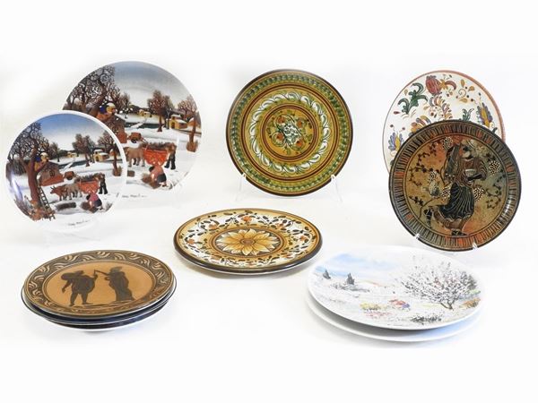 Raccolta di piatti decorativi in porcellana e ceramica