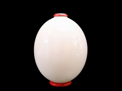 Vaso in Vetro Soffiato Iridescente di Forma Ovoidale