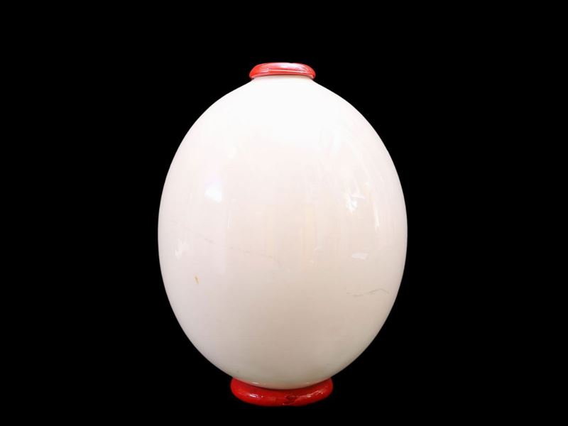 Vaso in Vetro Soffiato Iridescente di Forma Ovoidale