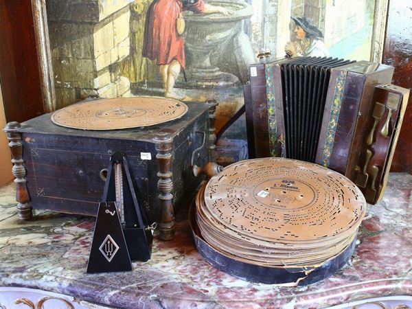 A musical instruments lot  (late 19th century)  - Auction Furniture and Paintings from the Ancient Fattoria Franceschini, partly from Villa I Pitti - Maison Bibelot - Casa d'Aste Firenze - Milano