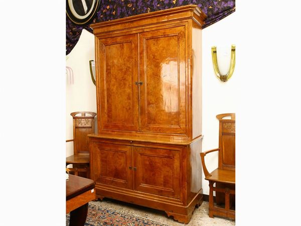 Credenza a due corpi impiallacciata in acero ed altre essenze