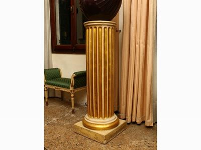 Colonna Portasculture in Resina