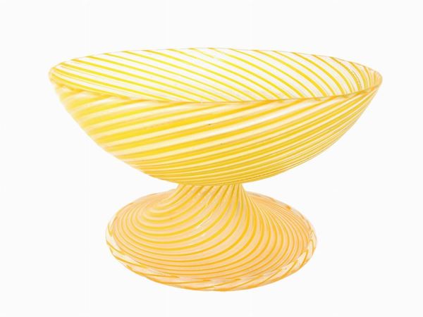 Coppa in vetro soffiato trasparente e canne gialle disposte a spirale