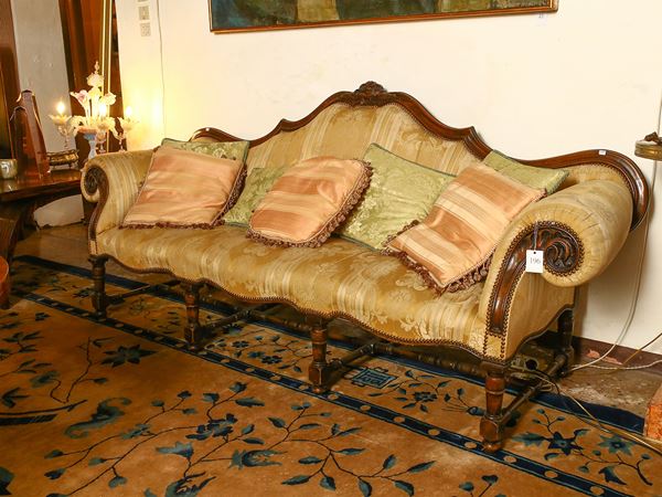 Walnut sofa  (early 20th century)  - Auction The Muccia Breda Collection in Villa Donà -  Borbiago of Mira (Venice) - Maison Bibelot - Casa d'Aste Firenze - Milano