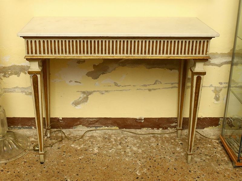 Console in Legno Laccato Bianco e Lumeggiato in Oro