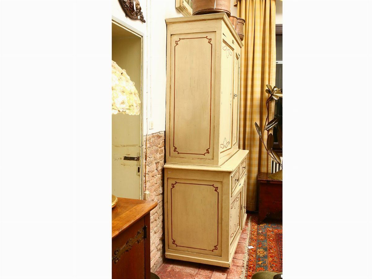 Credenza a Due Corpi in Legno Laccato Bianco