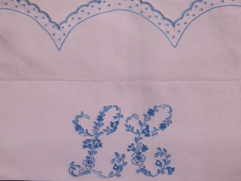 Due Parure Matrimoniali in Lino Bianco Ricamato