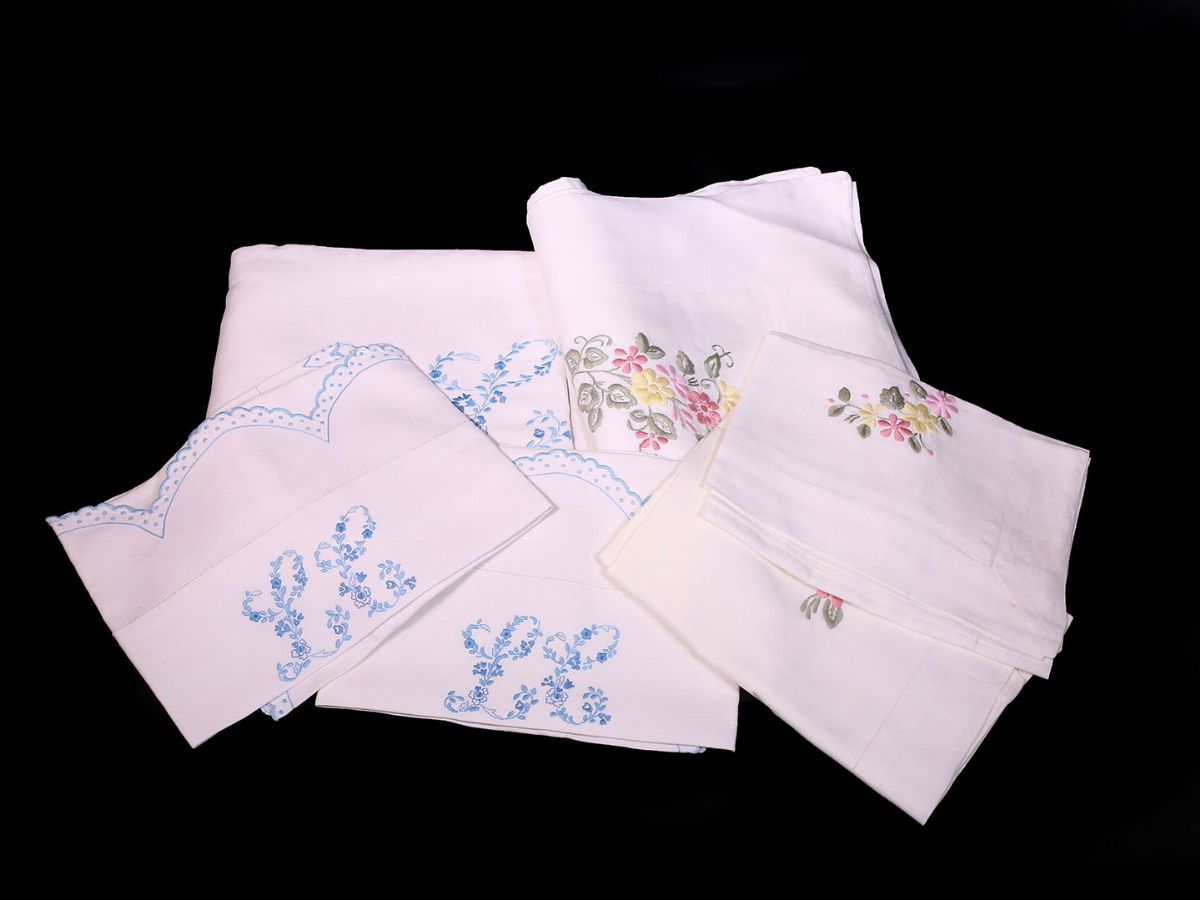 Due Parure Matrimoniali in Lino Bianco Ricamato