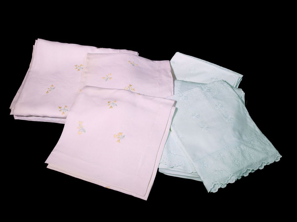Due Parure Matrimoniali in Lino e Cotone Ricamati