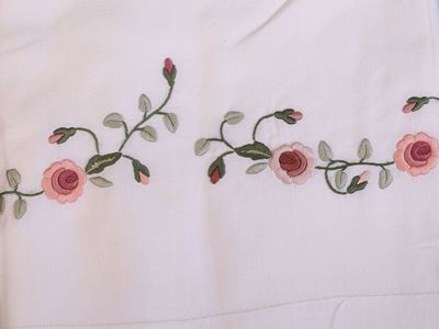 Due Parure Matrimoniali in Lino e Cotone Ricamati