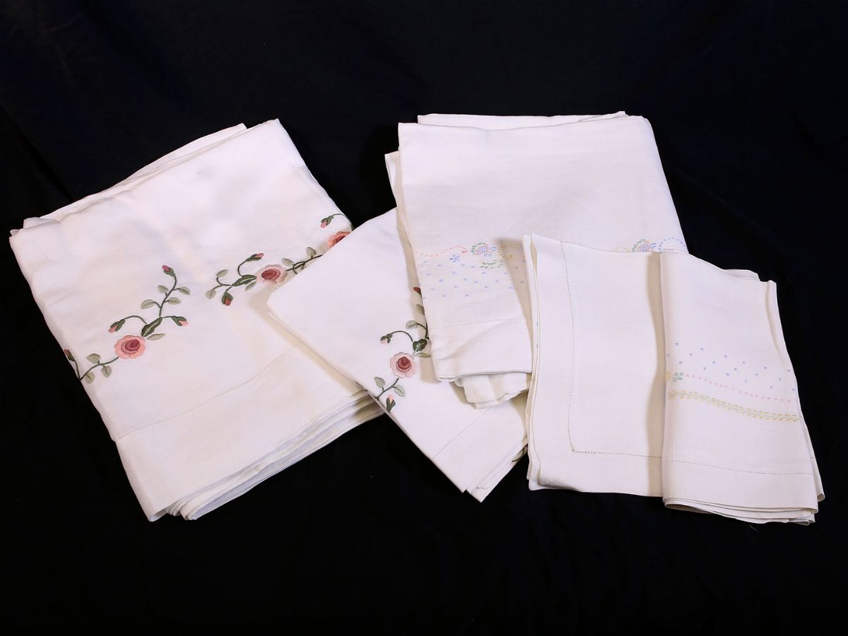 Due Parure Matrimoniali in Lino e Cotone Ricamati