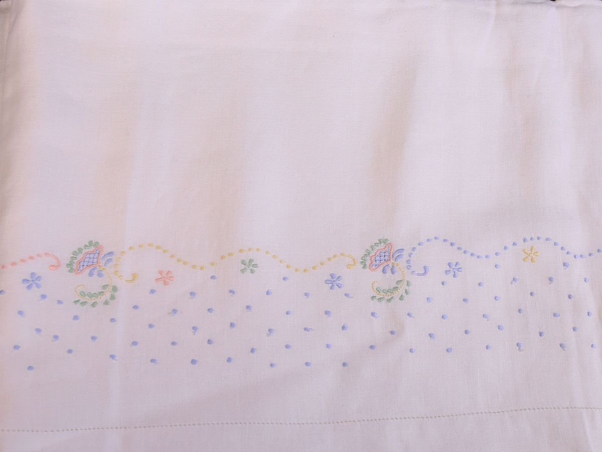 Due Parure Matrimoniali in Lino e Cotone Ricamati