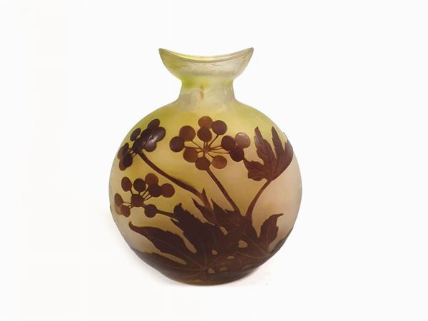 Gallé glass vase with cameo decoration of berries and leaves. Signed.  (France, 1900)  - Auction Furniture and Paintings from a villa in Fiesole (FI) - Maison Bibelot - Casa d'Aste Firenze - Milano