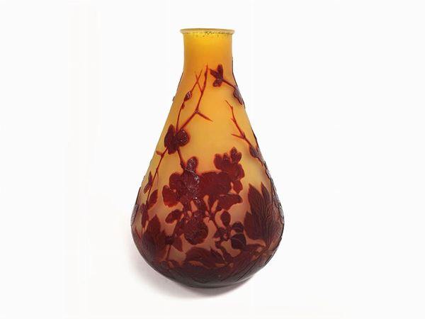Gallé glass vase with cameo rose bush in shades of red on a honey background. Signed.  (France, 1900)  - Auction Furniture and Paintings from a villa in Fiesole (FI) - Maison Bibelot - Casa d'Aste Firenze - Milano
