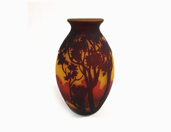 A Muller Fréres vase in cameo glass with landscape decoration with trees. Signed.  (France, 1920)  - Auction Furniture and Paintings from a villa in Fiesole (FI) - Maison Bibelot - Casa d'Aste Firenze - Milano