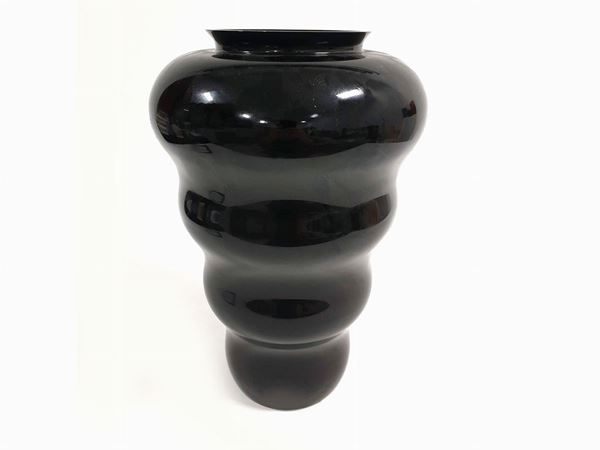 A VeArt vase in black glass. Original label. Signed.