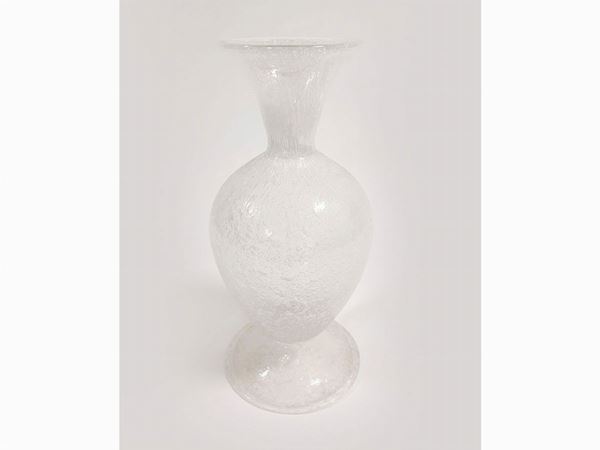 Avem vase in white pulegoso glass.