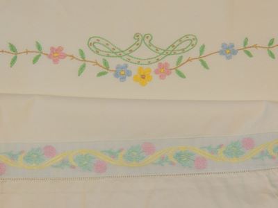 Due Parure Matrimoniali in Lino Bianco Ricamato