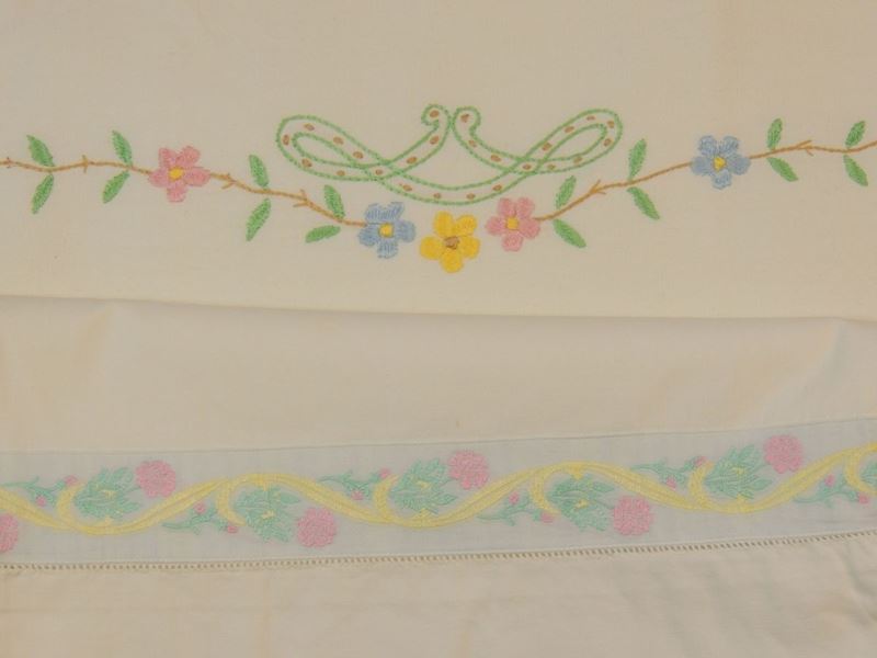 Due Parure Matrimoniali in Lino Bianco Ricamato
