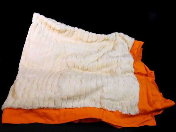 Coperta in lana arancione e pelliccia di lapin bianca