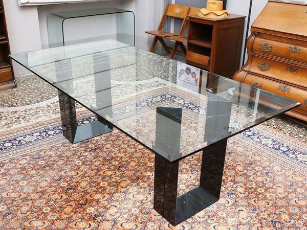 Tavolo di design in marmo e cristallo