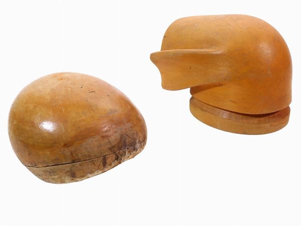 Due stampi per cappelli in legno tenero