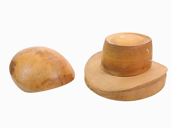Due stampi per cappelli in legno tenero
