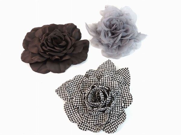 Three ornamental fabric flowers  - Auction Fashion Vintage - Maison Bibelot - Casa d'Aste Firenze - Milano