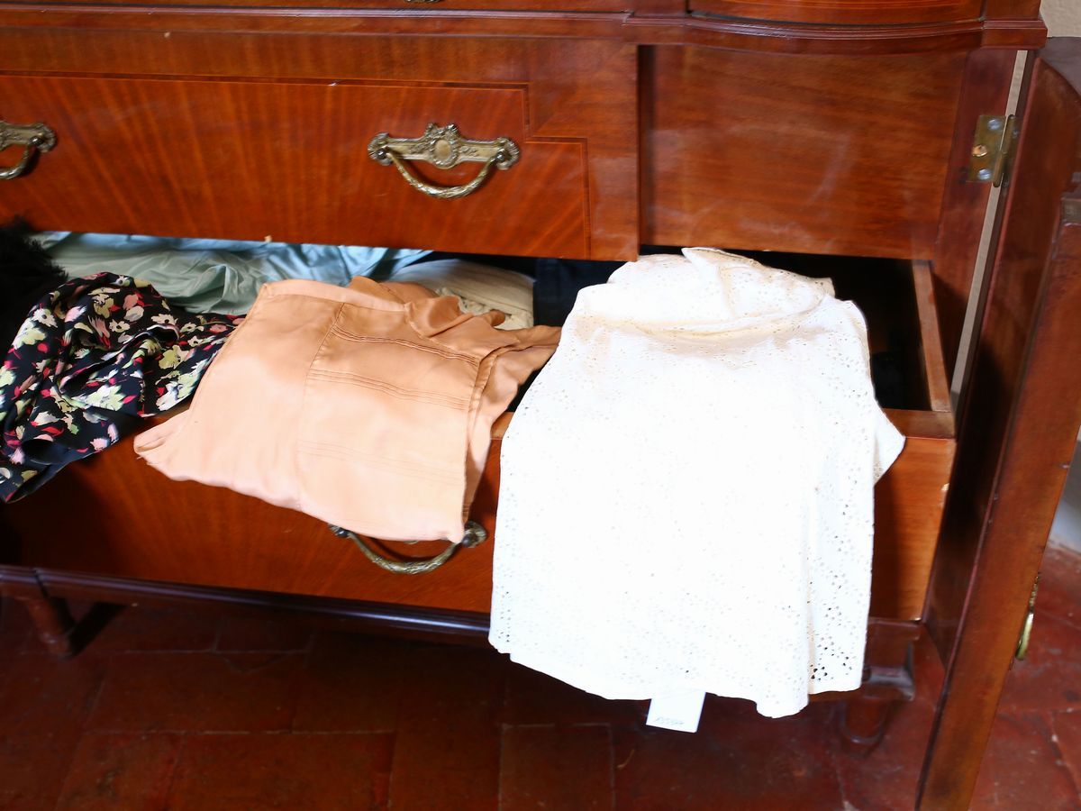 Grande Lotto di Abiti e Lingerie D'epoca