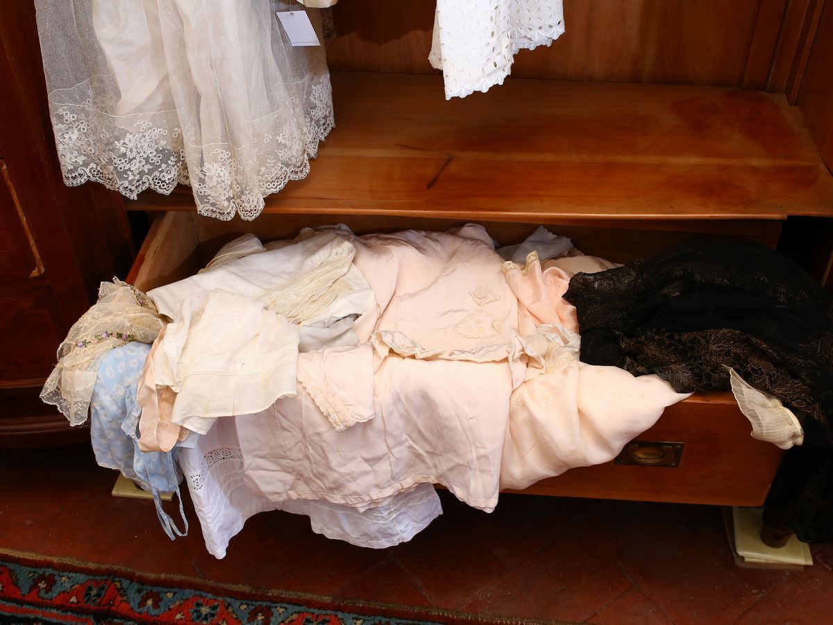 Grande Lotto di Abiti e Lingerie D'epoca