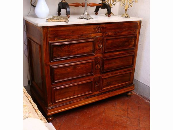 Walnut chest of drawers  (Tuscany, partly from the 17th century)  - Auction Furniture and Paintings from the Ancient Fattoria Franceschini, partly from Villa I Pitti - Maison Bibelot - Casa d'Aste Firenze - Milano