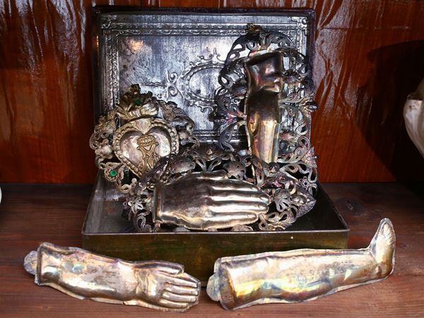 Lot of silver metal ex voto  (19th century)  - Auction Furniture and Paintings from the Ancient Fattoria Franceschini, partly from Villa I Pitti - Maison Bibelot - Casa d'Aste Firenze - Milano