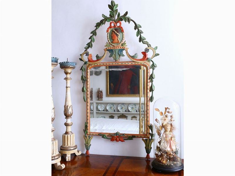 Piccola Specchiera con Cornice in Legno Laccato