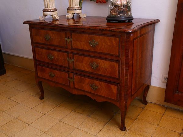 Walnut and cherrywood veneered small chest of drawers  (Tuscany, second half of the 18th century)  - Auction Furniture and Paintings from the Ancient Fattoria Franceschini, partly from Villa I Pitti - Maison Bibelot - Casa d'Aste Firenze - Milano