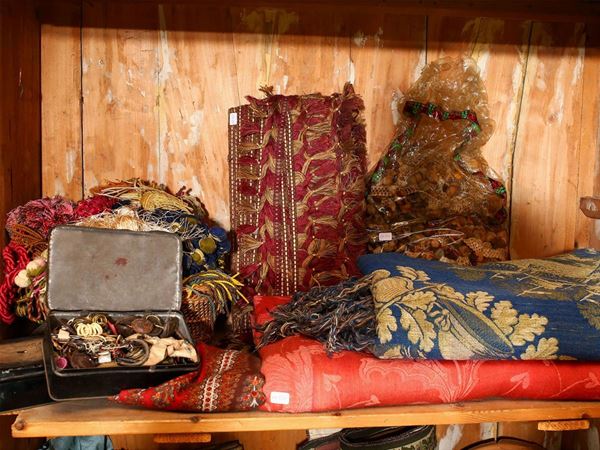Lot of passementeries and vintage fabrics  - Auction Furniture and Paintings from the Ancient Fattoria Franceschini, partly from Villa I Pitti - Maison Bibelot - Casa d'Aste Firenze - Milano