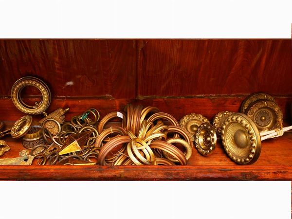 Lot of tole and metal accessories for curtains